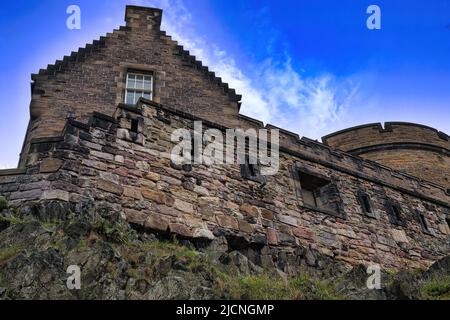 Edinburgh Castle ist eine alte Festung, die von ihrer Position auf dem Burgfelsen aus das Panorama der Stadt Edinburgh dominiert. Stockfoto