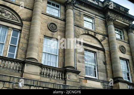 Mit seinem majestätischen Schloss und dem berühmten Festival ist Edinburgh eine der außergewöhnlichsten Städte Europas. Stockfoto