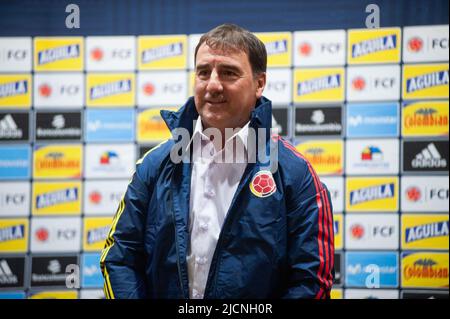 Bogota, Kolumbien 14. Juni 2022, der kolumbianische Fußballverband stellt seinen neuen Trainer als Ersatz für Reinaldo Rueda in einer Pressekonferenz mit dem neuen Trainer Nestor Lorenzo vor, die der kolumbianische Fußballnationalpräsident Ramon Jesurun am 14. Juni 2022 in Bogota, Kolumbien, vorstellte. Foto: Chepa Beltran/Long Visual Press Stockfoto