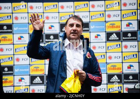 Bogota, Kolumbien 14. Juni 2022, der kolumbianische Fußballverband stellt seinen neuen Trainer als Ersatz für Reinaldo Rueda in einer Pressekonferenz mit dem neuen Trainer Nestor Lorenzo vor, die der kolumbianische Fußballnationalpräsident Ramon Jesurun am 14. Juni 2022 in Bogota, Kolumbien, vorstellte. Foto: Chepa Beltran/Long Visual Press Stockfoto