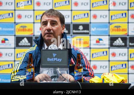 Bogota, Kolumbien 14. Juni 2022, der kolumbianische Fußballverband stellt seinen neuen Trainer als Ersatz für Reinaldo Rueda in einer Pressekonferenz mit dem neuen Trainer Nestor Lorenzo vor, die der kolumbianische Fußballnationalpräsident Ramon Jesurun am 14. Juni 2022 in Bogota, Kolumbien, vorstellte. Foto: Chepa Beltran/Long Visual Press Stockfoto