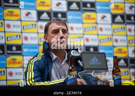 Bogota, Kolumbien 14. Juni 2022, der kolumbianische Fußballverband stellt seinen neuen Trainer als Ersatz für Reinaldo Rueda in einer Pressekonferenz mit dem neuen Trainer Nestor Lorenzo vor, die der kolumbianische Fußballnationalpräsident Ramon Jesurun am 14. Juni 2022 in Bogota, Kolumbien, vorstellte. Foto: Chepa Beltran/Long Visual Press Stockfoto