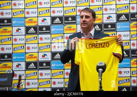 Bogota, Kolumbien 14. Juni 2022, der kolumbianische Fußballverband stellt seinen neuen Trainer als Ersatz für Reinaldo Rueda in einer Pressekonferenz mit dem neuen Trainer Nestor Lorenzo vor, die der kolumbianische Fußballnationalpräsident Ramon Jesurun am 14. Juni 2022 in Bogota, Kolumbien, vorstellte. Foto: Chepa Beltran/Long Visual Press Stockfoto