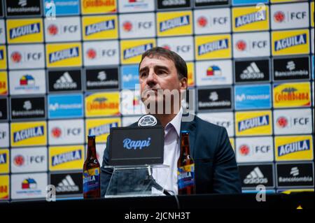 Bogota, Kolumbien 14. Juni 2022, der kolumbianische Fußballverband stellt seinen neuen Trainer als Ersatz für Reinaldo Rueda in einer Pressekonferenz mit dem neuen Trainer Nestor Lorenzo vor, die der kolumbianische Fußballnationalpräsident Ramon Jesurun am 14. Juni 2022 in Bogota, Kolumbien, vorstellte. Foto: Chepa Beltran/Long Visual Press Stockfoto