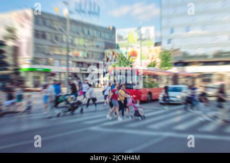 Pendler in der Stadt. Unscharfes Bild von Menschen, die auf der Straße gehen. Nicht erkennbare Gesichter. Stockfoto