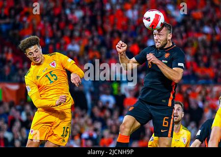 ROTTERDAM, NIEDERLANDE - 14. JUNI: Ethan Ampadu aus Wales, Stefan de Vrij aus den Niederlanden während der UEFA Nations League Ein Spiel der Gruppe 4 zwischen den Niederlanden und Wales im Stadion Feyenoord am 14. Juni 2022 in Rotterdam, Niederlande (Foto: Geert van Erven/Orange Picts) Stockfoto