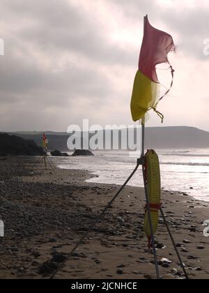 RNLI Safe to Swim Flags in Widemouth Bay, Cornwall, Großbritannien, während Storm Ophelia, 15. Oktober 2017 Stockfoto