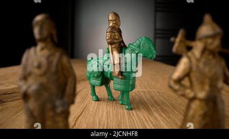 Figuren von Metallrittern. Ritter mit einem Schwert. Verschiedene Spielzeugsoldaten. Die Metallfiguren der Ritter flimmerten gegen das Licht. Stockfoto