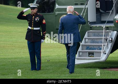 US-Präsident Joe Biden verlässt das Weiße Haus in Washington, DC, um sich an die AFL-CIO Quadrennial Constitutional Convention 29. in Philadelphia, PA, zu wenden; 14. Juni 2022.Quelle: Chris Kleponis/Pool via CNP /MediaPunch Stockfoto