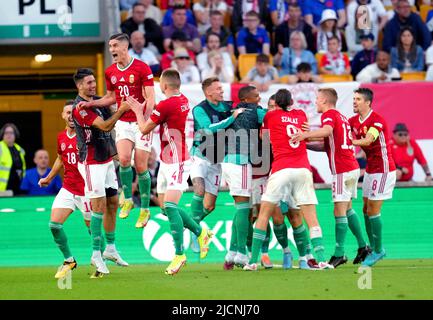 Der ungarische Roland Sallai feiert mit seinen Teamkollegen, nachdem er während des Spiels der UEFA Nations League im Molineux-Stadion in Wolverhampton das zweite Tor seiner Mannschaft erzielt hatte. Bilddatum: Dienstag, 14. Juni 2022. Stockfoto