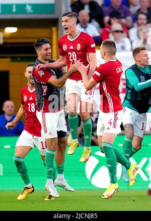 Der ungarische Roland Sallai (Mitte) feiert mit seinen Teamkollegen, nachdem er während des Spiels der UEFA Nations League im Molineux Stadium in Wolverhampton das zweite Tor seiner Mannschaft erzielt hatte. Bilddatum: Dienstag, 14. Juni 2022. Stockfoto