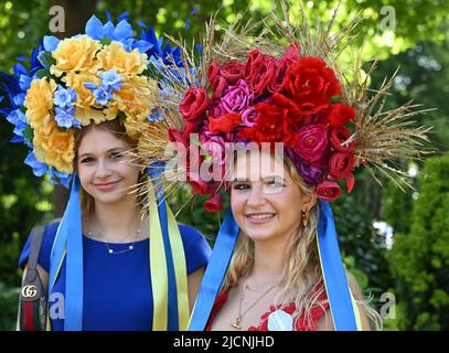 Ascot, Großbritannien. 14. Juni 2022. Racegoers besuchen den ersten Tag des Royal Ascot 2022 in Ascot, England. Kredit: Anwar Hussein Kredit: Anwar Hussein/Alamy Live Nachrichten Stockfoto