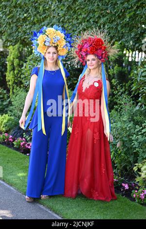 Ascot, Großbritannien. 14. Juni 2022. Racegoers besuchen den ersten Tag des Royal Ascot 2022 in Ascot, England. Kredit: Anwar Hussein Kredit: Anwar Hussein/Alamy Live Nachrichten Stockfoto