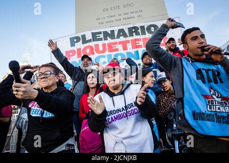 Buenos Aires, Argentinien. 13.. Juni 2022. Mónica Sulle, Vorsitzender der Socialist Workers Movement (MST), und andere Führer der Picketer-Einheit rufen während der National Picketer-Vollversammlung Parolen gegen die Regierung von Präsident Alberto Fernández auf. Die Veranstaltung fand im Obelisk der Stadt Buenos Aires statt, an dem die Delegierten der Picketer-Einheit der 24 argentinischen Provinzen teilnahmen, um die aktuelle Situation zu diskutieren und einen nationalen Plan zur Bekämpfung von Armut und wachsender Arbeitslosigkeit zu erarbeiten. (Foto von Nacho Boullosa/SOPA Images/Sipa USA) Quelle: SIPA USA/Alamy Live News Stockfoto