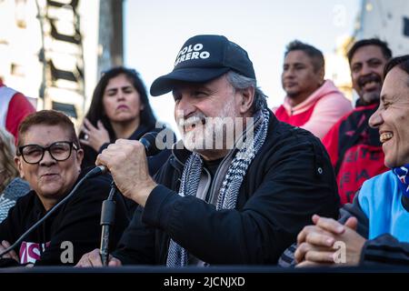 Buenos Aires, Argentinien. 13.. Juni 2022. Der Leiter der Piquetero-Einheit, Eduardo Belliboni, spricht während der National Picketer-Vollversammlung. Die Veranstaltung fand im Obelisk der Stadt Buenos Aires statt, an dem die Delegierten der Picketer-Einheit der 24 argentinischen Provinzen teilnahmen, um die aktuelle Situation zu diskutieren und einen nationalen Plan zur Bekämpfung von Armut und wachsender Arbeitslosigkeit zu erarbeiten. (Foto von Nacho Boullosa/SOPA Images/Sipa USA) Quelle: SIPA USA/Alamy Live News Stockfoto