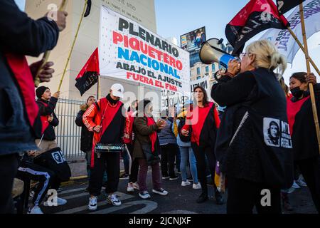 Buenos Aires, Argentinien. 13.. Juni 2022. Mitglieder der Picketer-Einheit spielen während der National Picketer-Vollversammlung ihre Trommeln und singen Lieder gegen die Regierung von Präsident Alberto Fernandez. Die Veranstaltung fand im Obelisk der Stadt Buenos Aires statt, an dem die Delegierten der Picketer-Einheit der 24 argentinischen Provinzen teilnahmen, um die aktuelle Situation zu diskutieren und einen nationalen Plan zur Bekämpfung von Armut und wachsender Arbeitslosigkeit zu erarbeiten. (Foto von Nacho Boullosa/SOPA Images/Sipa USA) Quelle: SIPA USA/Alamy Live News Stockfoto