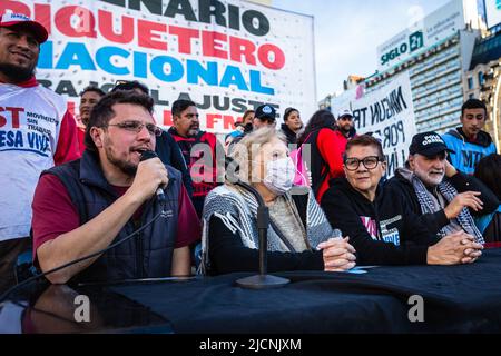 Buenos Aires, Argentinien. 13.. Juni 2022. Die Leiter der Picketer-Einheit beginnen, ihre Reden während der National Picketer-Vollversammlung zu übertragen. Die Veranstaltung fand im Obelisk der Stadt Buenos Aires statt, an dem die Delegierten der Picketer-Einheit der 24 argentinischen Provinzen teilnahmen, um die aktuelle Situation zu diskutieren und einen nationalen Plan zur Bekämpfung von Armut und wachsender Arbeitslosigkeit zu erarbeiten. (Foto von Nacho Boullosa/SOPA Images/Sipa USA) Quelle: SIPA USA/Alamy Live News Stockfoto