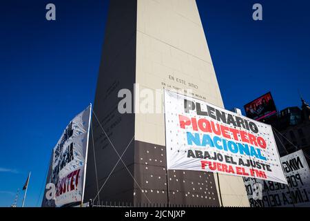 Buenos Aires, Argentinien. 13.. Juni 2022. Während der Kundgebung im Obelisk von Buenos Aires ist ein Transparent mit der Aufschrift „National Picketer Plenary“ zu sehen. Die Veranstaltung fand im Obelisk der Stadt Buenos Aires statt, an dem die Delegierten der Picketer-Einheit der 24 argentinischen Provinzen teilnahmen, um die aktuelle Situation zu diskutieren und einen nationalen Plan zur Bekämpfung von Armut und wachsender Arbeitslosigkeit zu erarbeiten. (Foto von Nacho Boullosa/SOPA Images/Sipa USA) Quelle: SIPA USA/Alamy Live News Stockfoto