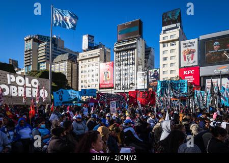 Buenos Aires, Argentinien. 13.. Juni 2022. Im Zentrum der Stadt, rund um den Obelisken von Buenos Aires, versammelt sich während der National Picketer Plenary eine Menschenmenge. Die Veranstaltung fand im Obelisk der Stadt Buenos Aires statt, an dem die Delegierten der Picketer-Einheit der 24 argentinischen Provinzen teilnahmen, um die aktuelle Situation zu diskutieren und einen nationalen Plan zur Bekämpfung von Armut und wachsender Arbeitslosigkeit zu erarbeiten. (Foto von Nacho Boullosa/SOPA Images/Sipa USA) Quelle: SIPA USA/Alamy Live News Stockfoto