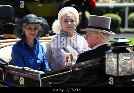 Ascot, Großbritannien. 14. Juni 2022. Birgitte, Herzogin von Gloucester, Prinzessin Michael von Kent und Prinz Richard, Herzog von Gloucester, kommen am ersten Tag von Royal Ascot 2022 in Ascot, England, in offener Kutsche an. Kredit: Anwar Hussein Kredit: Anwar Hussein/Alamy Live Nachrichten Stockfoto