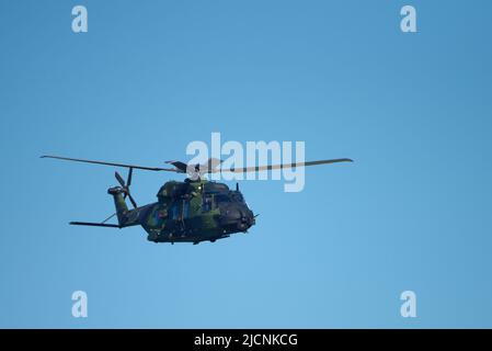 Helsinki, Finnland - 9. Juni 2017: Hubschrauber der finnischen Armee NH90 auf der Kaivopuisto Air Show in Helsinki, Finnland, am 9. Juni 2017. Stockfoto