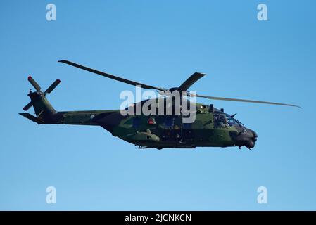 Helsinki, Finnland - 9. Juni 2017: Hubschrauber der finnischen Armee NH90 auf der Kaivopuisto Air Show in Helsinki, Finnland, am 9. Juni 2017. Stockfoto