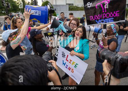 District Of Columbia, Usa. 12.. Juni 2022. Hunderte von Wahlprotesten und lebensfreundlichen Gegen-Demonstranten konfrontieren sich am 13. Juni 2022 in Washington, DC, um den Obersten Gerichtshof der Vereinigten Staaten zu treffen.die angespannte Konfrontation ist eine Reaktion auf einen durchgesickerten Entwurf einer Stellungnahme des Obersten Gerichtshofs Dobbs v. Jackson, der nahelegt, dass das Gericht Roe v. Wade stürzen könnte. Diese neue Stellungnahme könnte es den Staaten ermöglichen, ihre eigenen Abtreibungsgesetze zu erlassen. (Foto von Michael Nigro)? (Foto: Michael Nigro/Pacific Press) Quelle: Pacific Press Media Production Corp./Alamy Live News Stockfoto