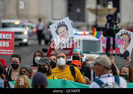 District Of Columbia, Usa. 13.. Juni 2022. Hunderte von Wahlprotesten und lebensfreundlichen Gegen-Demonstranten konfrontieren sich am 13. Juni 2022 in Washington, DC, um den Obersten Gerichtshof der Vereinigten Staaten zu treffen.die angespannte Konfrontation ist eine Reaktion auf einen durchgesickerten Entwurf einer Stellungnahme des Obersten Gerichtshofs Dobbs v. Jackson, der nahelegt, dass das Gericht Roe v. Wade stürzen könnte. Diese neue Stellungnahme könnte es den Staaten ermöglichen, ihre eigenen Abtreibungsgesetze zu erlassen. (Foto von Michael Nigro)? (Foto: Michael Nigro/Pacific Press) Quelle: Pacific Press Media Production Corp./Alamy Live News Stockfoto