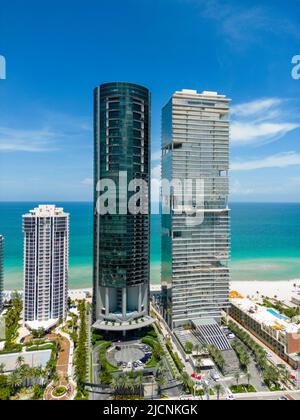 Vertikale Luftaufnahme Turnberry Ocean Club Residences und Porsche Design Tower Sunny Isles Beach FL Stockfoto