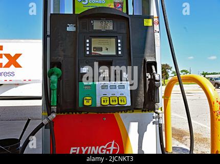 EMPORIA, KANSAS - 14. JUNI 2022 Aktuelle Benzinpreise und Dieselpreise für die Kraftstoffpumpen im Flying J Travel Center und Truck Stop. Die Pumpe zeigt fast hundert Dollar an, die für den Pick-up-Truck aufgefüllt wurden. Stockfoto
