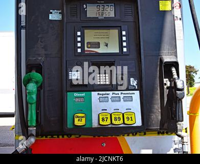 EMPORIA, KANSAS - 14. JUNI 2022 Aktuelle Benzinpreise und Dieselpreise für die Kraftstoffpumpen im Flying J Travel Center und Truck Stop. Die Pumpe zeigt fast hundert Dollar an, die für den Pick-up-Truck aufgefüllt wurden. Stockfoto