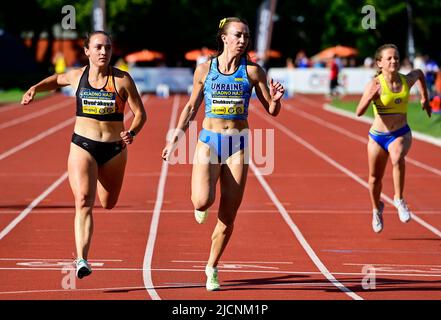 Kladno, Tschechische Republik. 14.. Juni 2022. Von links treten die Tschechen Barbora Dvorakova und Hanna Tschubkovtsova aus der Ukraine während des Laufs 100m während des Treffens in Kladno, Tschechische Republik, am 14. Juni 2022 an. Kredit: Roman Vondrous/CTK Foto/Alamy Live Nachrichten Stockfoto