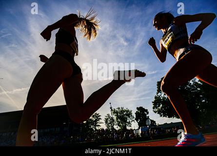 Kladno, Tschechische Republik. 14.. Juni 2022. Von links treten die slowenische Sprinterin Anita Horvatova und die ungarische Bianka Bartha-Keri während des Laufs 800m während des Treffens in Kladno, Tschechische Republik, am 14. Juni 2022 an. Kredit: Roman Vondrous/CTK Foto/Alamy Live Nachrichten Stockfoto