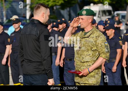 Kiew, Ukraine. 14.. Juni 2022. Der ukrainische Innenminister Denis Monastyrsky überreicht einen Preis an einen der Grenzposten. Retter, Polizei und Grenzsoldaten haben eine besondere Leistung gezeigt, um der russischen Aggression im Krieg gegen die Ukraine entgegenzuwirken, von denen einige im Dienst verletzt wurden. (Foto: Aleksandr Gusev/SOPA Images/Sipa USA) Quelle: SIPA USA/Alamy Live News Stockfoto