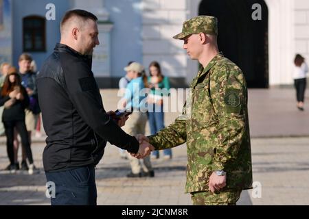 Kiew, Ukraine. 14.. Juni 2022. Der ukrainische Innenminister Denis Monastyrsky überreicht einen Preis an einen der Grenzposten. Retter, Polizei und Grenzsoldaten haben eine besondere Leistung gezeigt, um der russischen Aggression im Krieg gegen die Ukraine entgegenzuwirken, von denen einige im Dienst verletzt wurden. (Foto: Aleksandr Gusev/SOPA Images/Sipa USA) Quelle: SIPA USA/Alamy Live News Stockfoto