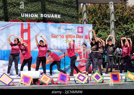 Darsteller beim Spring India Day 2022 auf dem Union Square in der Innenstadt von San Francisco, Kalifornien; feiert die indische Kultur in der Bay Area. Stockfoto