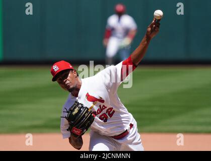 St. Louis, Usa. 14.. Juni 2022. St. Louis Cardinals Pitcher Genesis Cabrera liefert den Pittsburgh Pirates am Dienstag, den 14. Juni 2022, im siebten Inning im Busch Stadium in St. Louis einen Pitch. Foto von Bill Greenblatt/UPI Credit: UPI/Alamy Live News Stockfoto