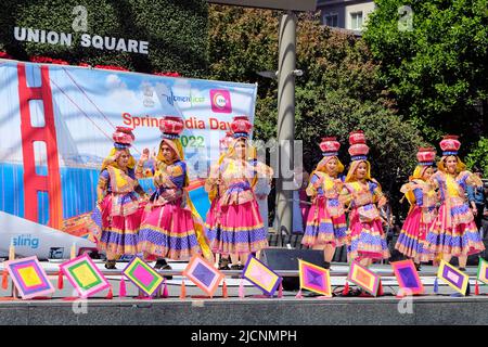 Darsteller beim Spring India Day 2022 auf dem Union Square in der Innenstadt von San Francisco, Kalifornien; feiert die indische Kultur in der Bay Area. Stockfoto