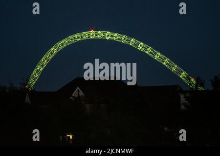 London, Großbritannien. 14. Juni 2022. Der Bogen des Wembley-Stadions leuchtet grün zum 5.. Jahrestag der Tragödie des Grenfell Tower, bei der 72 Menschen ihr Leben verloren. Kredit: Stephen Chung / Alamy Live Nachrichten Stockfoto