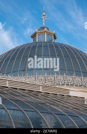 Kibble Palace, viktorianisches Gewächshaus in den Glasgow Botanic Gardens, Schottland, Großbritannien, fotografiert in der Dämmerung. Stockfoto