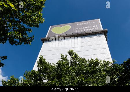 London, Großbritannien. 14.. Juni 2022. Ein Blick auf den Grenfell Tower zum fünften Jahrestag des Brandes, bei dem 72 Menschen ihr Leben verloren. Quelle: Wiktor Szymanowicz/Alamy Live News Stockfoto