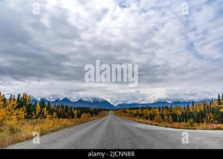 Die bemerkenswerte, atemberaubende Herbstlandschaft des Yukon Territory im Norden Kanadas. Highway, Roadtrip mit Blick auf die Berge. Stockfoto