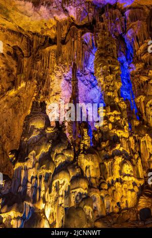 BIJIE, CHINA - 10. JUNI 2022 - Blick auf die Zhijin-Höhle, die Spitze der "sechs schönsten Touristenhöhlen in China", in Bijie, Provinz Guizhou, China, J Stockfoto