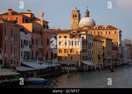 Ausdünnung des späten Nachmittags-Schiffsverkehrs in der Nähe der Ponte degli Scalzi in Venedig, Italien am 13.. Mai 2022 Stockfoto