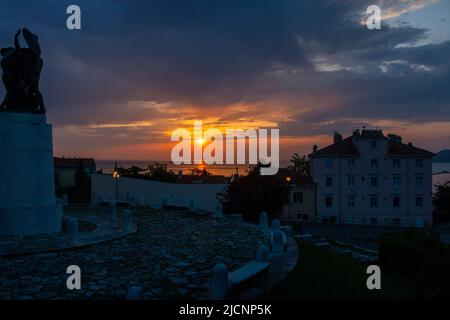 Triest, Italien, Mai 9. 2022: Sonnenuntergang am Meer, der Blick vom Castello di San Giusto Stockfoto