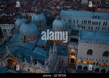 St. Marks Kathedrale und Dogenpalast, der Blick vom Campanile di San Marco bei Nacht, Venedig, Italien Stockfoto