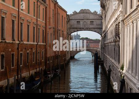 Die Seufzerbrücke über einem der Kanäle am frühen Morgen, Venedig, Italien