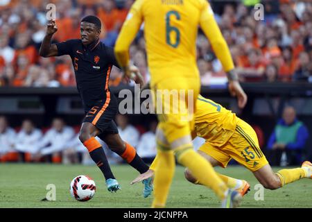ROTTERDAM - (lr) Nathan Ake aus Holland, Ethan Ampadu aus Wales während des Spiels der UEFA Nations League zwischen den Niederlanden und Wales im Feyenoord-Stadion am 14. Juni 2022 in Rotterdam, Niederlande. ANP PIETER STAM DE YOUNG Stockfoto