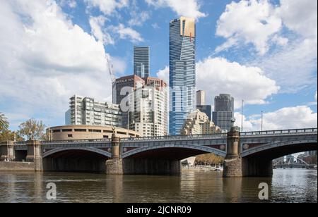 Wolkenkratzer, Princes Bridge und Yarra River, Southbank, Melbourne Australien am Donnerstag, 14. April 2022. Foto: David Rowland / One-Image.com Stockfoto