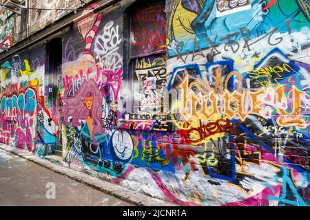 Graffiti und Street Art in Hosier Lane, Melbourne, Victoria, Australien am Samstag, den 16. April, 2022.Foto: David Rowland / One-Image.com Stockfoto